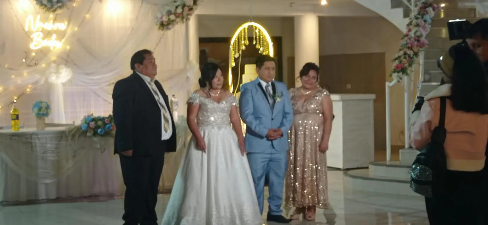 Novios acompañados de sus padrinos en la mesa de honor