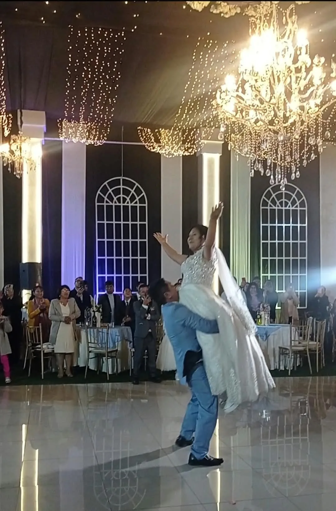 Primer baile de los novios sobre la pista espejada