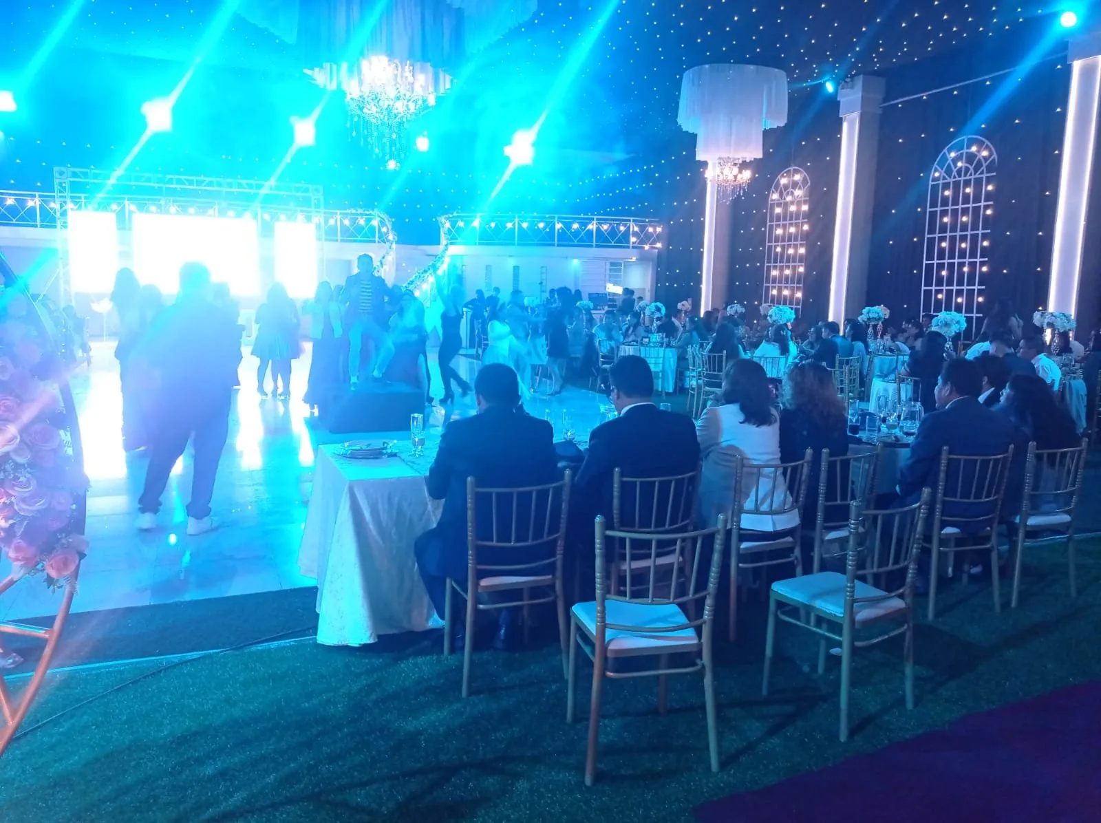Ambiente de fiesta con iluminación azul