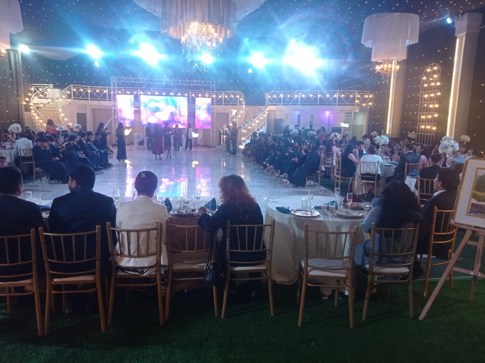 Ceremonia con escenario y pantalla en el salón