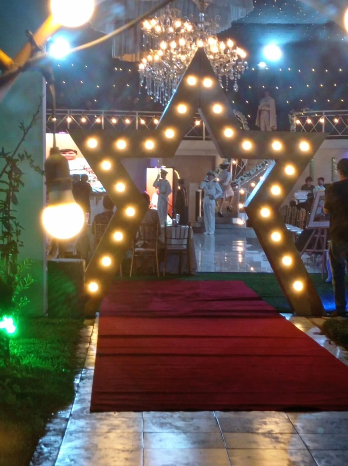 Estrella luminosa en la entrada con alfombra roja