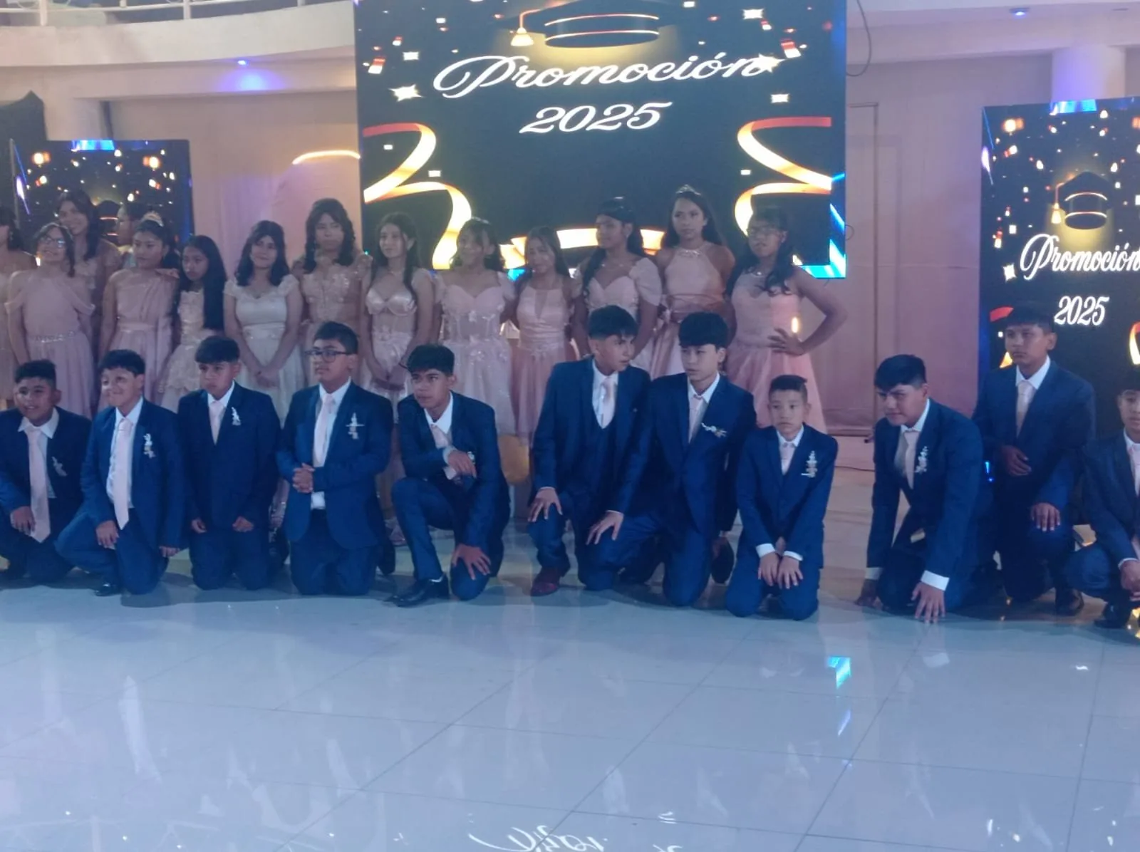 Vista alta del salón durante una promoción escolar