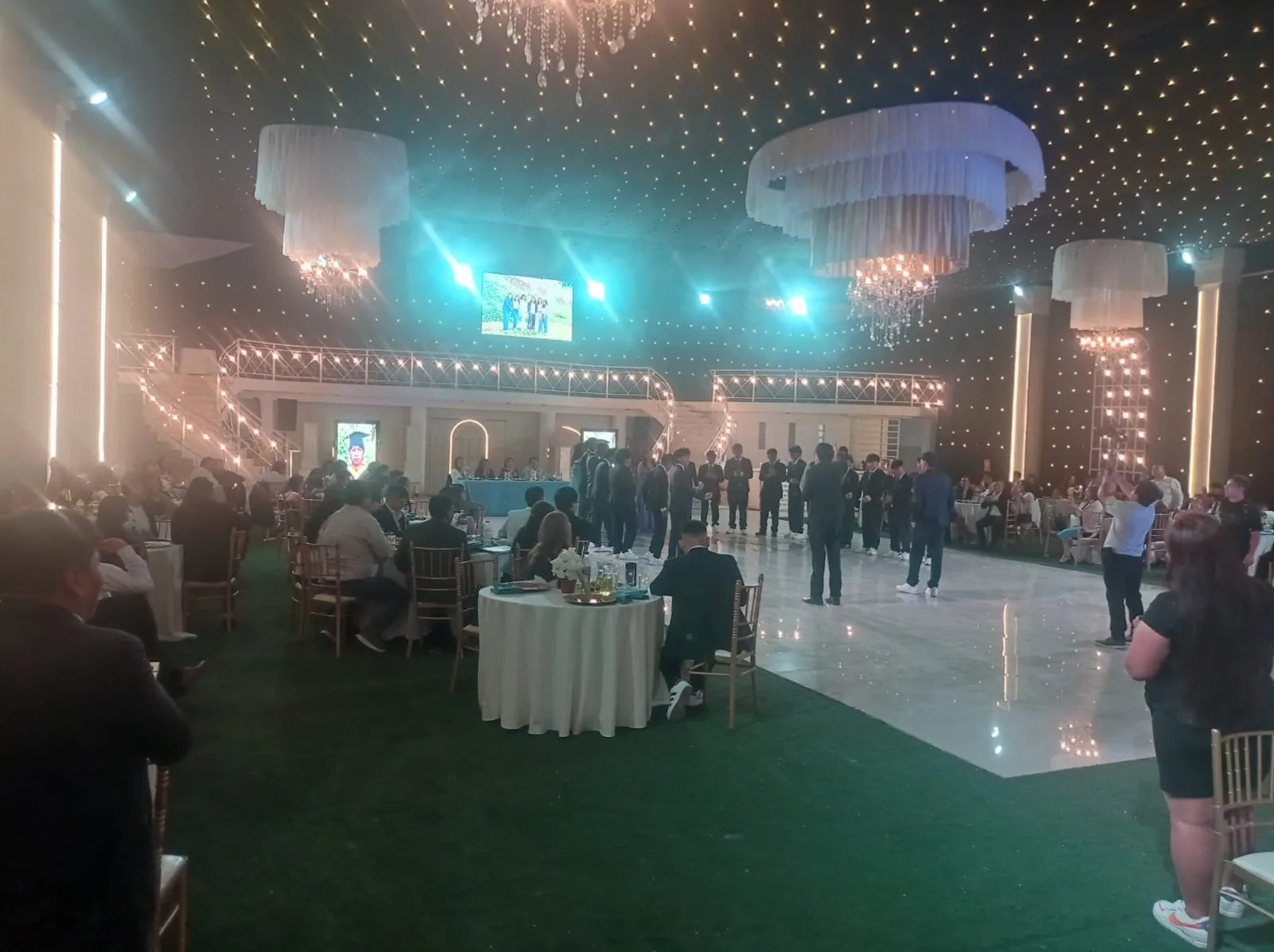 Ceremonia de graduación con proyección en pantalla