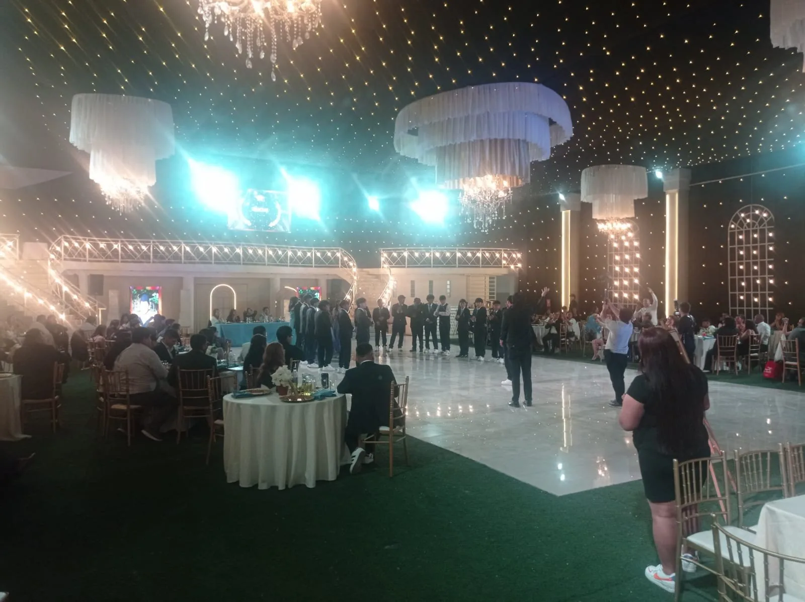 Vista panorámica del salón iluminado de noche