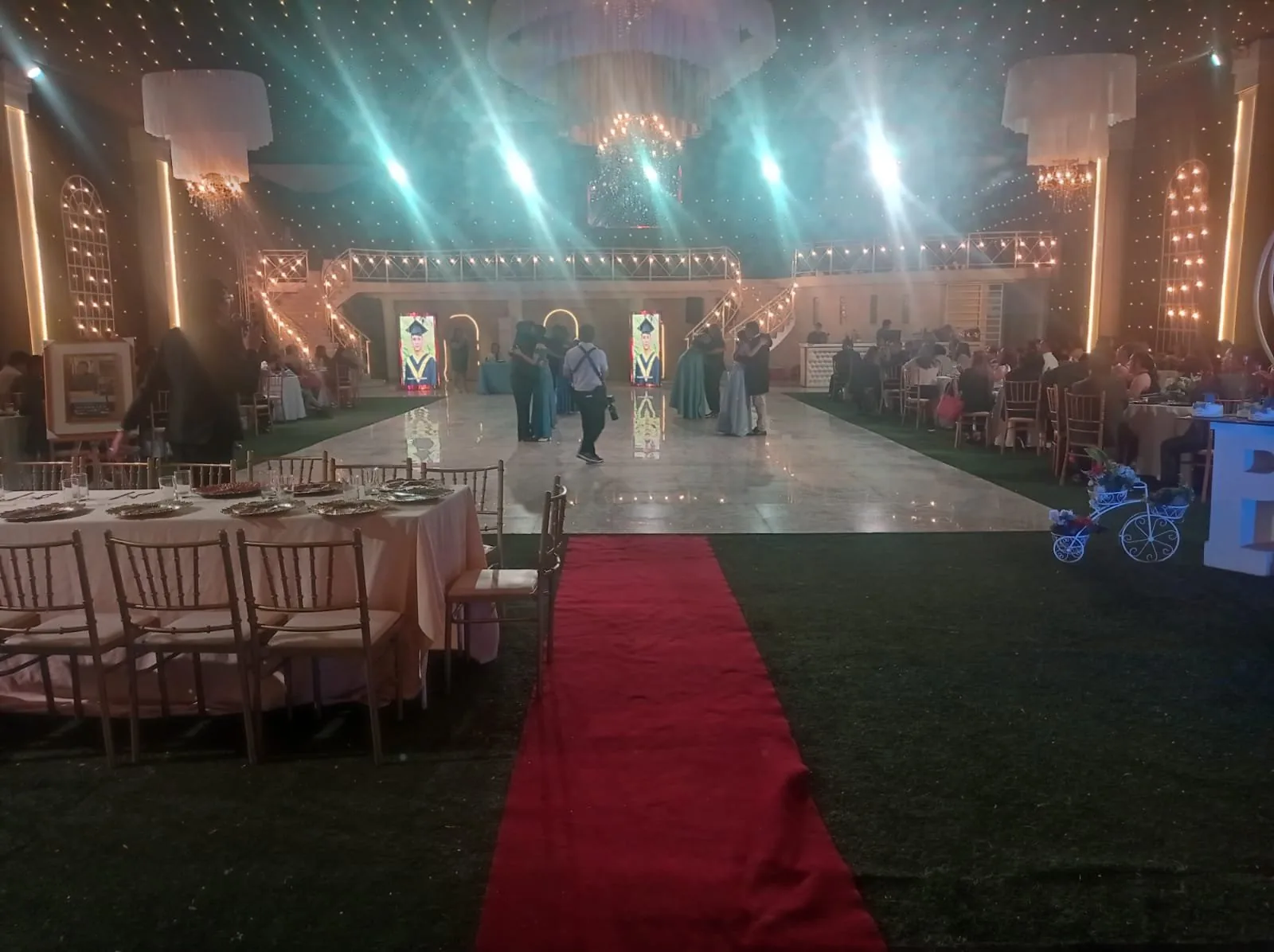 Parejas bailando en el salón decorado